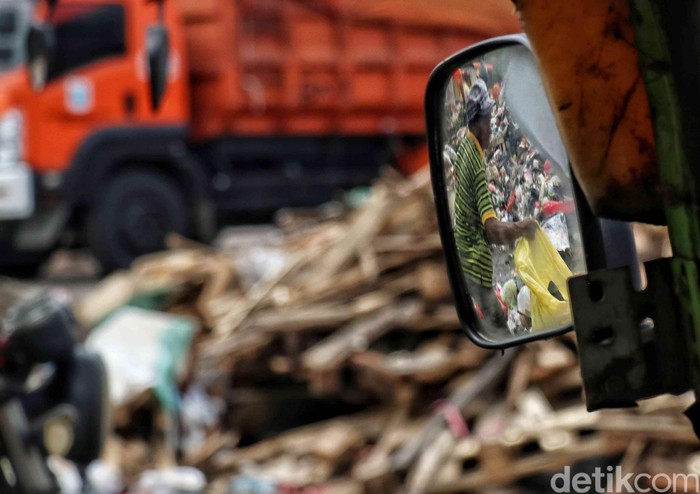 Sejumlah petugas beraktivitas di tempat penampungan sampah sementara, Sunter, Jakarta Utara,  Rabu (24/10). Tempat penampungan sampah sementara tersebut nantinya akan menjadi Intermediate Treatment Facility. Pemprov DKI Jakarta segera melakukan groundbreaking Intermediate Treatment Facility (ITF) atau fasilitas pengolahan sampah di Sunter Jakarta Utara pada Desember. ITF Sunter diharapkan jadi alternatif tempat pengolahan sampah selain Bantargebang, Bekasi. Menurut Kepala Dinas Lingkungan Hidup DKI Isnawa Adji  ITF Sunter ditargetkan bisa mengolah 2.200 ton sampah di DKI per hari dengan rencana menghasilkan listrik di 35 megawatt.