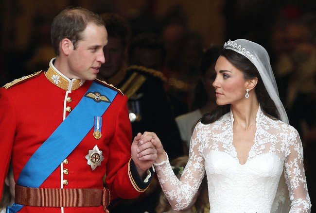 Lumrahnya, pasangan kerajaan yang baru saja menikah akan langsung pergi untuk bulan madu, di hari yang sama dengan pernikahan mereka. Tapi tidak begitu dengan Pangeran William dan Kate Middleton. Karena kelelahan sehabis upacara dan resepsi pernikahan, keduanya lebih memilih menikmati malam pertama di Istana Buckingham dan baru berbulan madu 10 hari kemudian. Foto: Getty Images