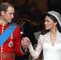 Lumrahnya, pasangan kerajaan yang baru saja menikah akan langsung pergi untuk bulan madu, di hari yang sama dengan pernikahan mereka. Tapi tidak begitu dengan Pangeran William dan Kate Middleton. Karena kelelahan sehabis upacara dan resepsi pernikahan, keduanya lebih memilih menikmati malam pertama di Istana Buckingham dan baru berbulan madu 10 hari kemudian. Foto: Getty Images
