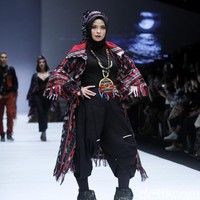 Ada pula Tantri Kotak yang nge-rock dengan sepatu boots dan busana bernuansa etnik dari Anne Avantie. (Foto: Mohammad Abduh/Wolipop)