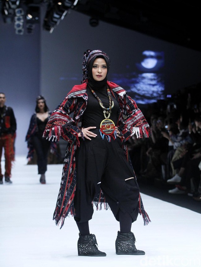 Ada pula Tantri Kotak yang nge-rock dengan sepatu boots dan busana bernuansa etnik dari Anne Avantie. (Foto: Mohammad Abduh/Wolipop)