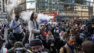 Foto: Ramai-ramai Dievakuasi dari The Time Warner karena Bahan Peledak