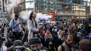 Foto: Ramai-ramai Dievakuasi dari The Time Warner karena Bahan Peledak