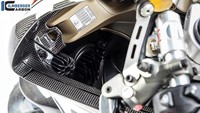 Untuk mengendalikan tenaga liarnya, Ducati Panigale V4 dilengkapi berbagai fitur keselamatan elektronik tercanggih seperti 6-axis Inertial Measurement Unit (6D IMU). Fitur ini terdiri dari ABS Cornering Bosch, Ducati Traction Control EVO (DTC EVO), Ducati Slide Control (DSC), Ducati Wheelie Control EVO (EWC EVO), Ducati Power Launch (DPL), Ducati Quick Shift Up/Down EVO (DQS EVO), dan Engine Brake Control EVO (EBC EVO).Belum cukup, Ducati Panigale V4 juga dilengkapi panel instrument TFT 5 inci, lampu full LED plus DRL, mode berkendara (Race, Sport, Street), dan Ducati Multimedia System (DMS). Foto: Pool (motosaigon.vn)
