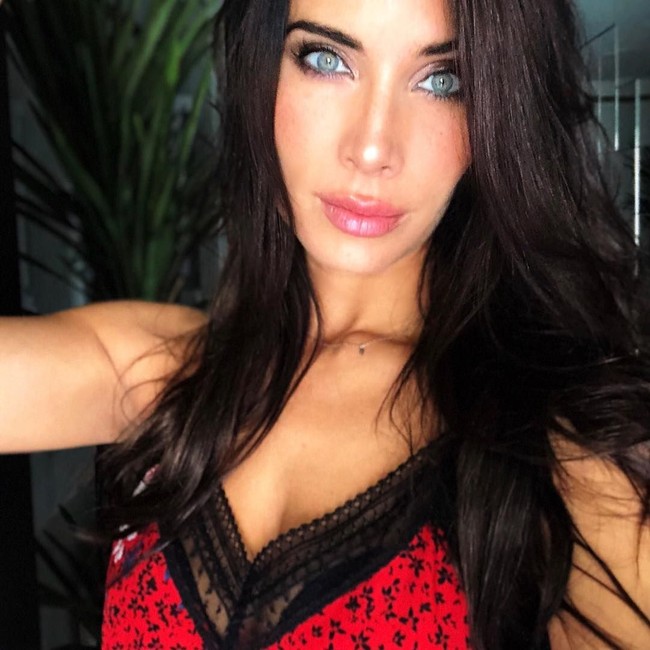 Awet muda di usia 40 tahun, Pilar Rubio pernah menjadi kontroversi ketika foto topless dirinya beredar di internet. Foto-foto itu dilakukannya untuk sebuah majalah sebelum dia terkenal. Foto: Dok. Instagram