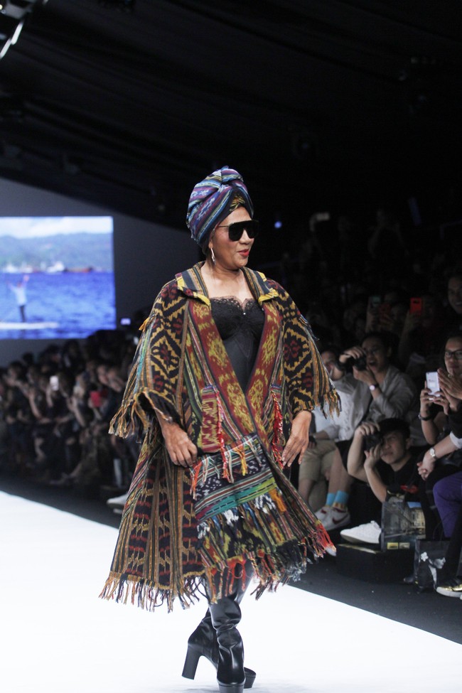 Tak hanya itu, Menteri Susi juga memakai turban dari kain tenun bernuansa biru dan kacamata hitam melengkapi gayanya. Foto: Dok. Moh. Abduh/Wolipop 