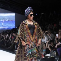 Tak hanya itu, Menteri Susi juga memakai turban dari kain tenun bernuansa biru dan kacamata hitam melengkapi gayanya. Foto: Dok. Moh. Abduh/Wolipop 