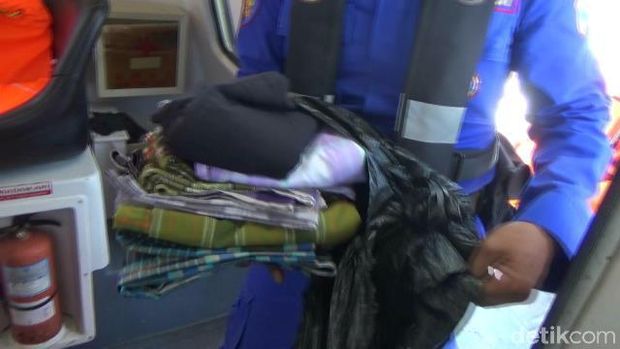 Keluarga ABK KM Cahaya Bahari Jaya yang Hilang Lempar Sarung ke Laut