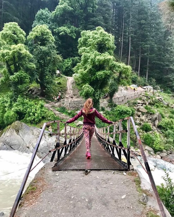 Begini aksi Sana saat menjelajadi alam pedesaan Tosh Village di daerah Lembah Parvati. (Instagram/@sanaofficial) Begini aksi Sana saat menjelajadi alam pedesaan Tosh Village di daerah Lembah Parvati. (Instagram/@sanaofficial)