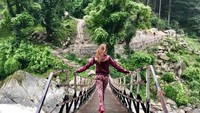 Begini aksi Sana saat menjelajadi alam pedesaan Tosh Village di daerah Lembah Parvati. (Instagram/@sanaofficial) 