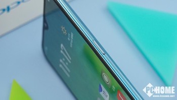 Tersemat RAM 6 GB dengan memori internal 128 GB. Foto: Sina Mobile