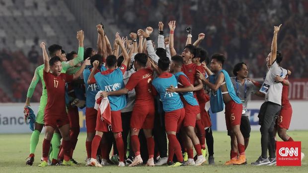 The Indonesian National Under-19 Team celebrates its victory over the United Arab Emirates and qualifies for the quarter-finals of the 2018 Asian Under-19 Cup.