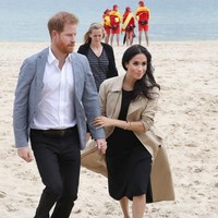 Dikabarkan Daily Mail, perempuan tersebut baru ditunjuk sebagai bodyguard sejoli kerajaan ini sebelum tur berlangsung. Ia dipilih untuk menggantikan pengawal pribadi Pangeran Harry, Sersan Bill Renshaw, yang pensiun setelah 30 tahun berkarier. (Foto: Getty Images)