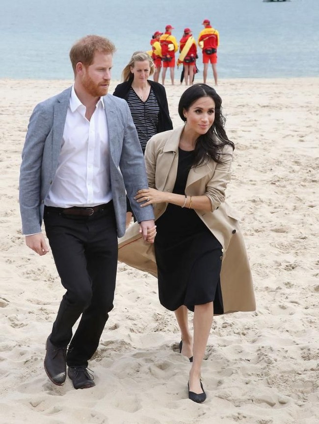 Dikabarkan Daily Mail, perempuan tersebut baru ditunjuk sebagai bodyguard sejoli kerajaan ini sebelum tur berlangsung. Ia dipilih untuk menggantikan pengawal pribadi Pangeran Harry, Sersan Bill Renshaw, yang pensiun setelah 30 tahun berkarier. (Foto: Getty Images)