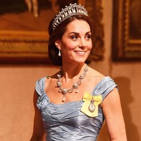 Hidup dengan banyak aturan di lingkungan istana memang bukanlah hal mudah. Meskipun di mata publik, Kate Middleton tercermin sebagai cucu menantu yang lebih patuh pada tradisi maupun aturan istana ketimbang Meghan Markle, ia juga pernah beberapa kali keluar dari kebiasaan kerajaan. Foto: Dok. Getty Images