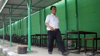 Menurut perwakilan Sudin Koperasi, Usaha Kecil, Menengah dan Perdagangan (KUKMP) Shinta Damayanti, penggunaan trotoar itu sebagai lapak PKL tak menjadi persoalan karena pejalan kaki masih dapat berjalan di atas trotoar.