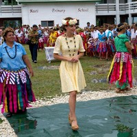 Ada peraturan tak tertulis bahwa Ratu Elizabeth II melarang anggota kerajaan memakai rok atau gaun di atas lutut. Aturan istana, panjang pakaian harus melebihi atau tepat di bawah lutut. Namun beberapa kali Kate Middleton pernah memakai gaun yang panjangnya sedikit di atas lutut. Foto: Getty Images
