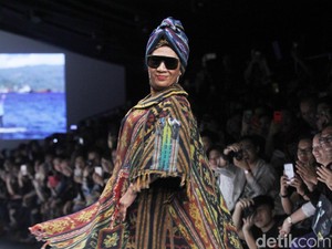 Jadi Model Catwalk, Menteri Susi Bikin Heboh Jakarta Fashion Week