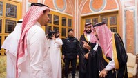 Ucapan belasungkawa kembali disampaikan Raja Salman dan MBS kepada keluarga Khashoggi dalam pertemuan ini, setelah sebelumnya disampaikan via telepon. Foto: Bandar Algaloud/Courtesy of Saudi Royal Court/Handout via REUTERS