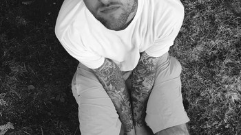 Foto yang diunggah Ariana Grande berhasil mengantongi dengan 12,7 juta likes. Foto hitam putih ini merupakan penghormatan terakhir terhadap Mac Miller, mantan kekasih Ariana Grande yang meinggal dunia pada awal September lalu.  Foto: Instagram