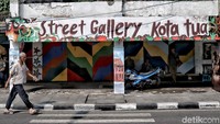 Mural tampak menghiasi kawasan Kota Tua Jakarta, Rabu (24/10/2018).