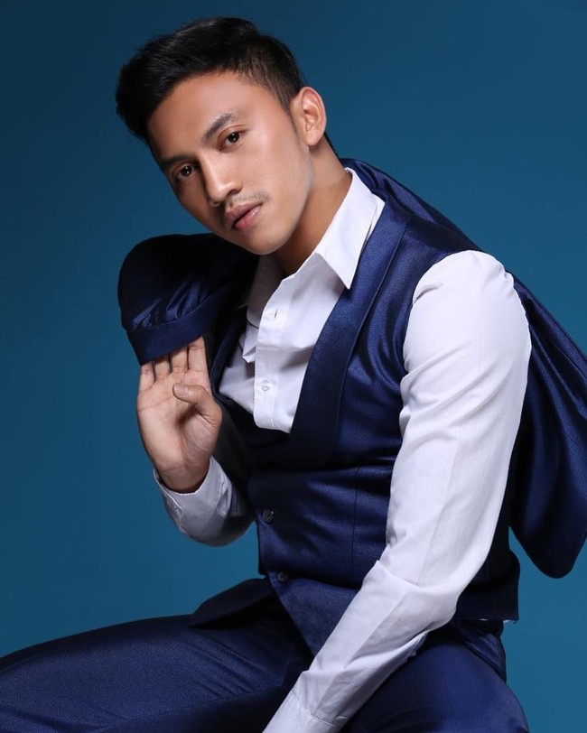 Bukan hanya parasnya saja yang tampan, Junna juga multi talenta. Selain pernah jadi penyiar radio, ia juga menjadi pemandu acara atau MC di acara pernikahan. Foto: Instagram @junnaaditya_mr