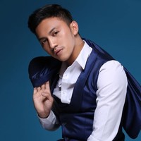 Bukan hanya parasnya saja yang tampan, Junna juga multi talenta. Selain pernah jadi penyiar radio, ia juga menjadi pemandu acara atau MC di acara pernikahan. Foto: Instagram @junnaaditya_mr