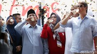 Prabowo Subianto minum susu dengan didampingi adiknya, Hashim Djojohadikusumo.