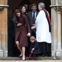 Kate Middleton mendobrak tradisi Natal kerajaan pada Desember 2014. Natal sejatinya dirayakan bersama Ratu Elizabeth II dan Pangeran Philip. Tapi Kate memilih menghabiskan malam Natal bersama keluarga Middleton. Foto: Getty Images