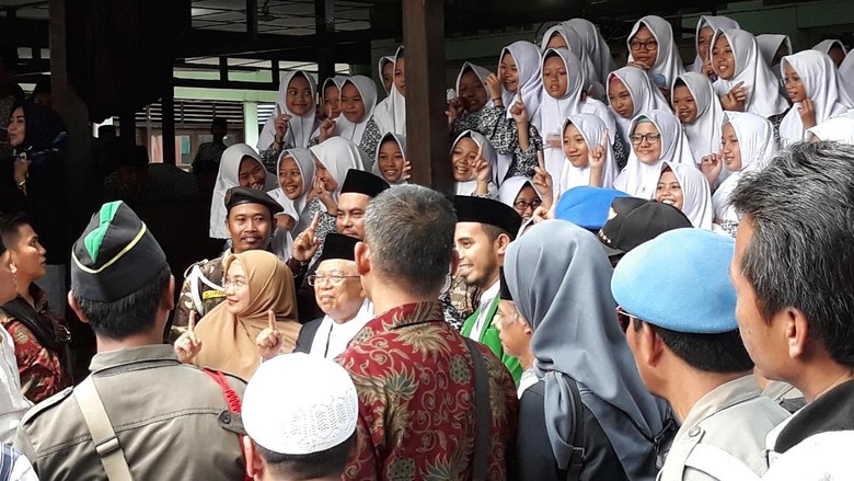 Acungkan Salam Satu Jari, Maruf Amin Kampanye di Ponpes Solo? Acungkan Salam Satu Jari, Maruf Amin Kampanye di Ponpes Solo?