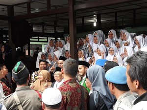 Acungkan Salam Satu Jari, Maruf Amin Kampanye di Ponpes Solo?