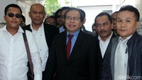 Atas laporan itu, Rizal Ramli melaporkan balik Surya Paloh ke Bareskrim pada Selasa (16/10). Rizal juga menuntut uang sebesar Rp 1 triliun.