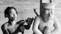 Indonesia memang terkenal dengan kerajinan tangannya. Tak heran jika pemuda zaman dulu memilih menjadi perajin sebagai sumber mata pencaharian. Seperti yang dilakukan oleh pemuda asal Bali pada tahun 1954. Three Lions/Getty Images.