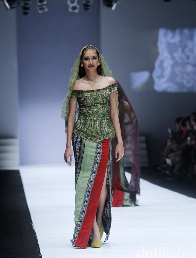 Si cantik Mikha Tambayong hadir di atas catwalk mengenakan kebaya Anne Avantie. Kain tenun yang menjadi koleksi terbaru sang desainer tampak membalut kaki jenjangnya. Foto: Mohammad Abduh/Wolipop