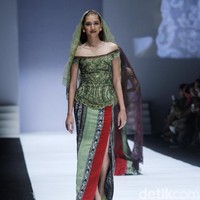 Si cantik Mikha Tambayong hadir di atas catwalk mengenakan kebaya Anne Avantie. Kain tenun yang menjadi koleksi terbaru sang desainer tampak membalut kaki jenjangnya. Foto: Mohammad Abduh/Wolipop