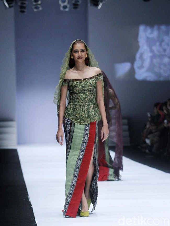 Si cantik Mikha Tambayong hadir di atas catwalk mengenakan kebaya Anne Avantie. Kain tenun yang menjadi koleksi terbaru sang desainer tampak membalut kaki jenjangnya. (Foto: Mohammad Abduh/Wolipop)