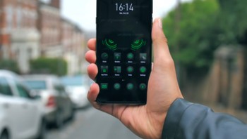 Terlihat Xiaomi Black Shark Hello cukup nyaman dalam genggaman. Foto: Xiaomi Today