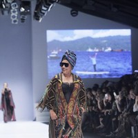 Sang menteri tampil dengan bustier hitam seksi yang dibalut jaket kain tenun dalam warna tanah. Paduan bersama sepatu boot tinggi berbahan glossy makin menegaskan keunikan gaya Susi. Foto: Dok. Moh. Abduh/Wolipop