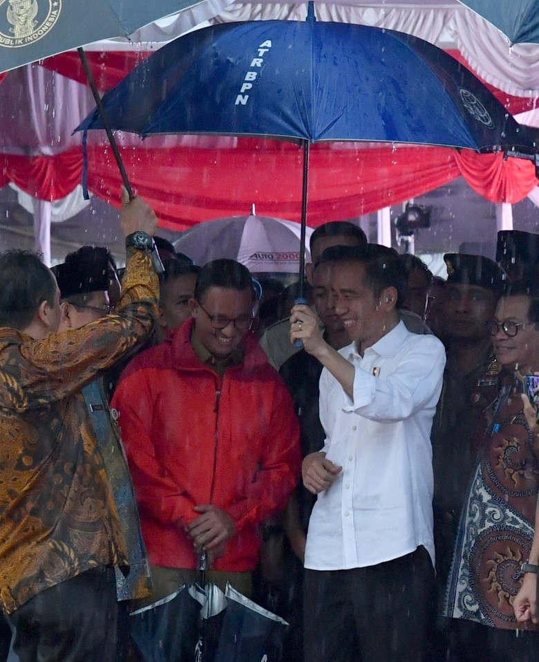 Cerita di Balik Foto Jokowi Seolah Memayungi Anies Cerita di Balik Foto Jokowi Seolah Memayungi Anies