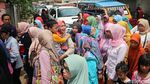 Rombongan Emak-emak Naik Odong-odong ke Deklarasi Gerakan Emas