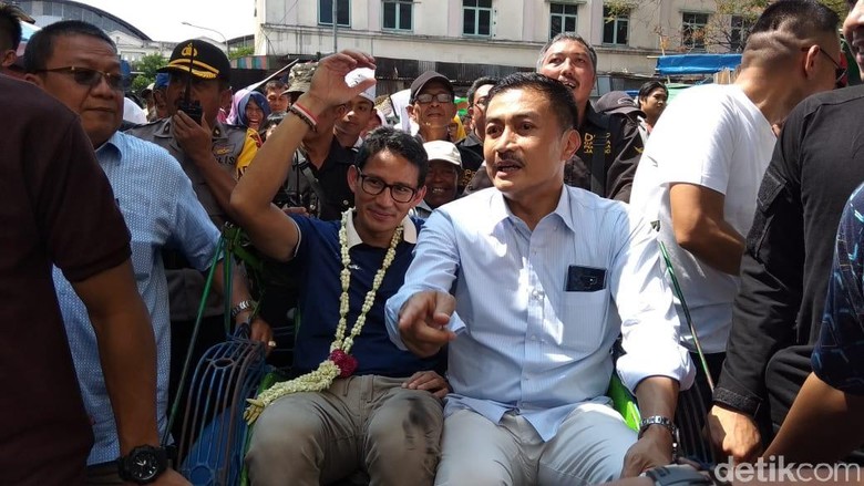 Tiba di Salatiga Sandiaga Naik Becak dan Cicipi Sambel Tumpang Tiba di Salatiga Sandiaga Naik Becak dan Cicipi Sambel Tumpang