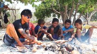 Begini serunya saat Marshall belajar memanggang ikan bersama anak-anak di tepi pantai. Awas, ikannya jangan sampai gosong ya! Foto: Instagram @marshallsastra