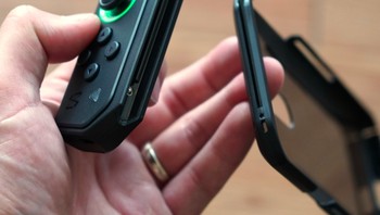 Demi kenyamanan bermain game, Black Shark Helo dibekali gamepad dan pengontrol seperti ini. Foto: Xiaomi Today
