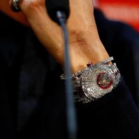 Jam tangan mewah hampir setiap saat menemani gaya Cristiano Ronaldo. Salah satunya jam tangan Franck Muller yang bertabur 424 butir berlian putih. Menurut The Sun, jam tangan tersebut bernilai 1,2 juta pound sterling atau sekitar Rp 21 miliar. (Foto: Reuters/Jason Cairnduff)