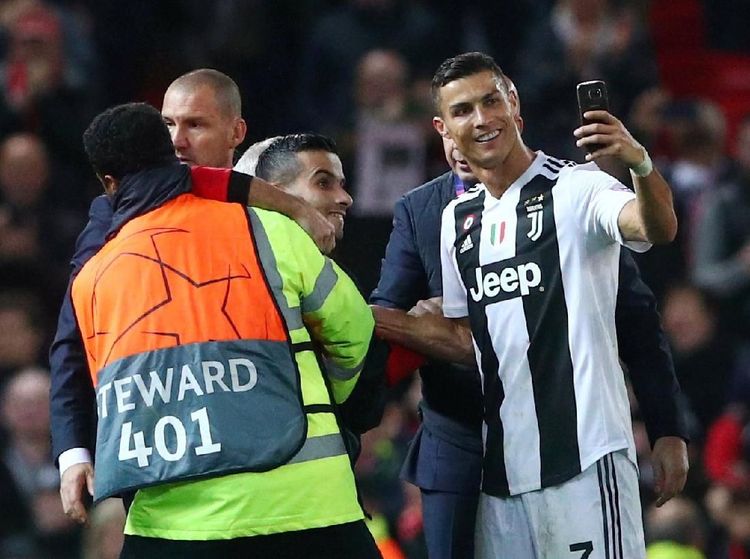 Cristiano Ronaldo di Old Trafford: Senyum Lebar, Crossing Maut, Selfie