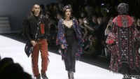 Marion Jola bersama Rayi RAN saat tampil di Jakarta Fashion Week 2019 di Senayan, Jakarta Pusat pada Selasa (23/10). Pool/Palevi S/detikFoto.