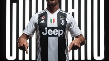 Cristiano Ronaldo saat memamerkan seragam klub baru, yakni Juventus, menuai 12,2 juta like. Foto: Instagram