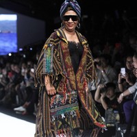 Tampil luwes saat berjalan di catwalk, Menteri Kelautan dan Perikanan Susi Pudjiastuti membuat kehebohan ketika tampil sebagai model fashion show Anne Avantie di Jakarta Fashion Week 2019. Susi hadir dibalut bustier hitam dan kain tenun sebagai outer cape dan bawahan. Penampilan Susi makin dramatis dengan boots, turban dan kacamata hitamnya. Foto: Mohammad Abduh/Wolipop