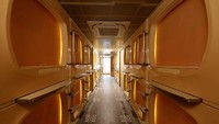 Sedangkan untuk kamarnya, tidak jauh berbeda dengan kamar kapsul hotel pada umunya. Ada kasur, bantal, dan pengatur pencahayaan kamarnya. (dok Do-C)