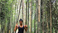 Tidak hanya menikmati kecantikan negeri India saja, dia juga jalan-jalan ke negara lain. (archanaakilkumar/Instagram)